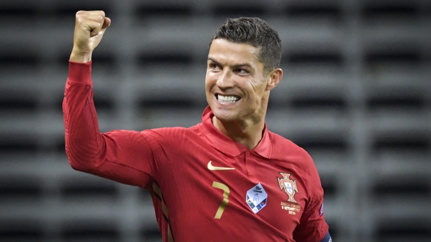 Lập cú đúp siêu phẩm vào lưới Thụy Điển, Ronaldo vượt mốc 100 bàn thắng cho Bồ Đào Nha